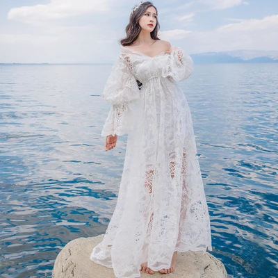 Женское винтажное платье с вышивкой длинное белое перфорацией в средневековом