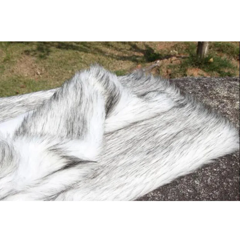 Хорошая ткань из искусственного меха черно-серого цвета с ворсом длиной 4-5 мм, подходящая для изготовления воротников, декоративных элементов одежды и других ремесел.