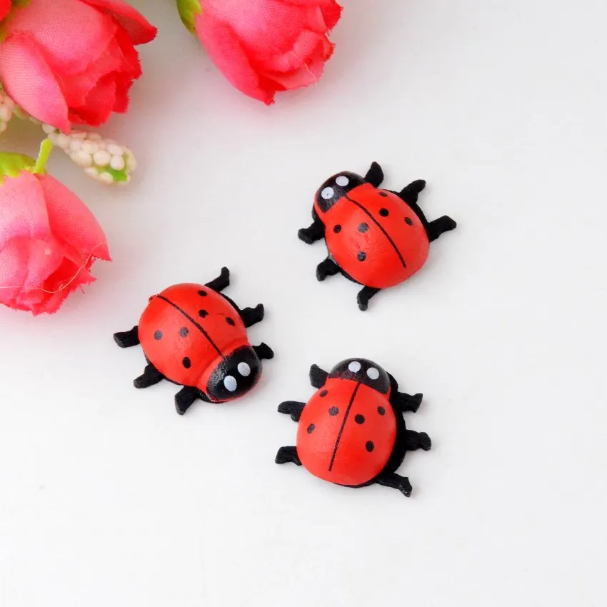 Бесплатная доставка 30 шт. окрашенная божья коровка деревянная поделка украшение