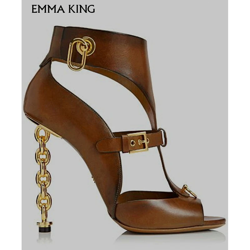 Соблазнительные сандалии с ремешком и пряжкой на цепочке металлическим кольцом