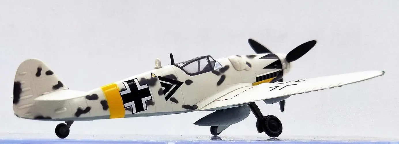 Немецкая BF109G-6 Второй мировой войны I. JG53 1945 Венгрия 1/72 самолет легкая модель |