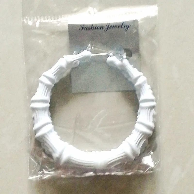 Серьги-кольца круглой формы неонового цвета круглые бамбуковые большие в форме