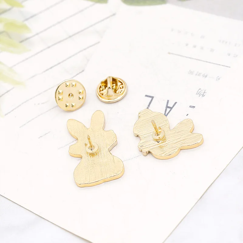 Белая брошка с кроликом из мультфильма эмалированная Женская и мужская сумка