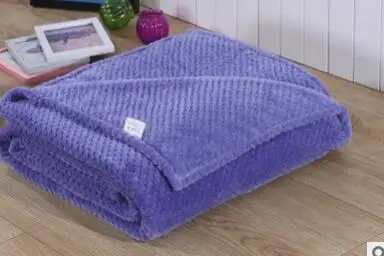 Серо розовое детское одеяло вязаное крючком для новорожденных