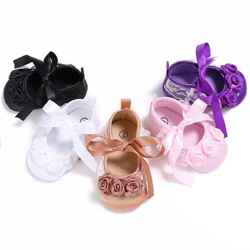 Обувь для новорожденных; шелковая лента с цветами для девочек; Kawaii; мягкая нескользящая обувь с кружевом; Винтажная обувь принцессы для малышей; модная летняя обувь; D35