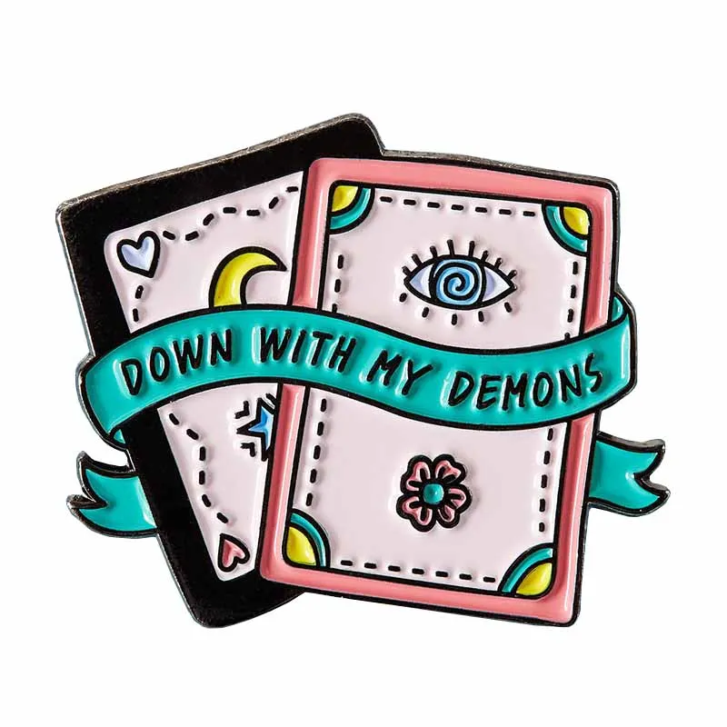 

Значок в форме карты Таро, брошь ведьмы