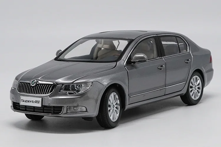Оригинальная коробка, новинка, 1:18 Skoda Superb, литая под давлением металлическая модель автомобиля, игрушка для детей, подарки на день рождения, коллекция игрушек - Цвет: B