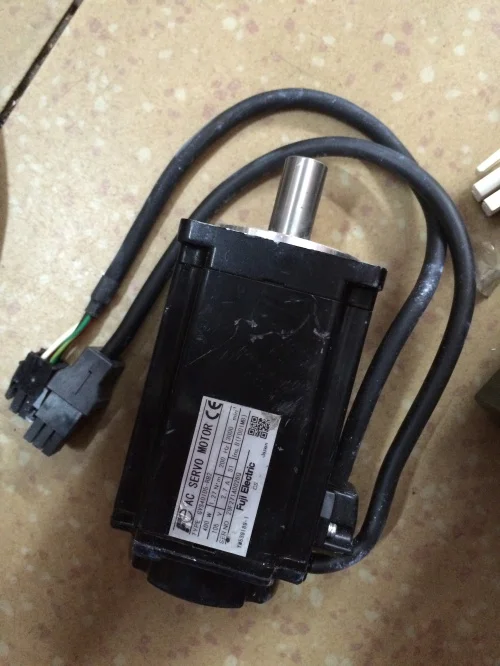 

Servo motor GYS401D5-RC2 , Used one , 90% appearance new , 3 months warranty , fastly shipping