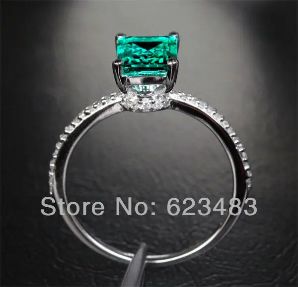 Цельное обручальное кольцо из белого золота 14 карат с натуральным бриллиантом