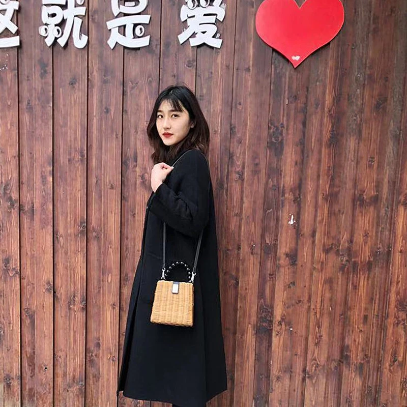 Плетеная сумка-мессенджер из ротанга с металлической застежкой простой стиль