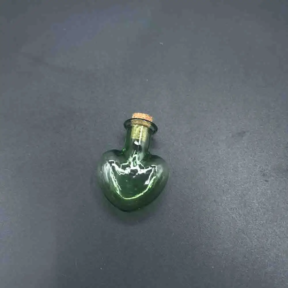 Смешанные цвета маленькая стеклянная плавающая бутылка в форме сердца с пробкой
