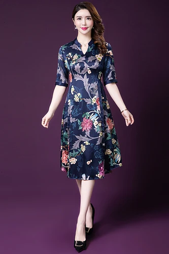 Женское шелковое платье среднего возраста элегантное с изысканным принтом весна