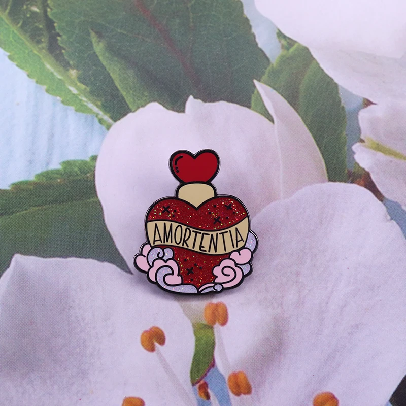 Amortentia, Любовное зелье, брошь в форме сердца, блестящая бутылка, булавка, Волшебный мир, значок для фанатов, ювелирное изделие