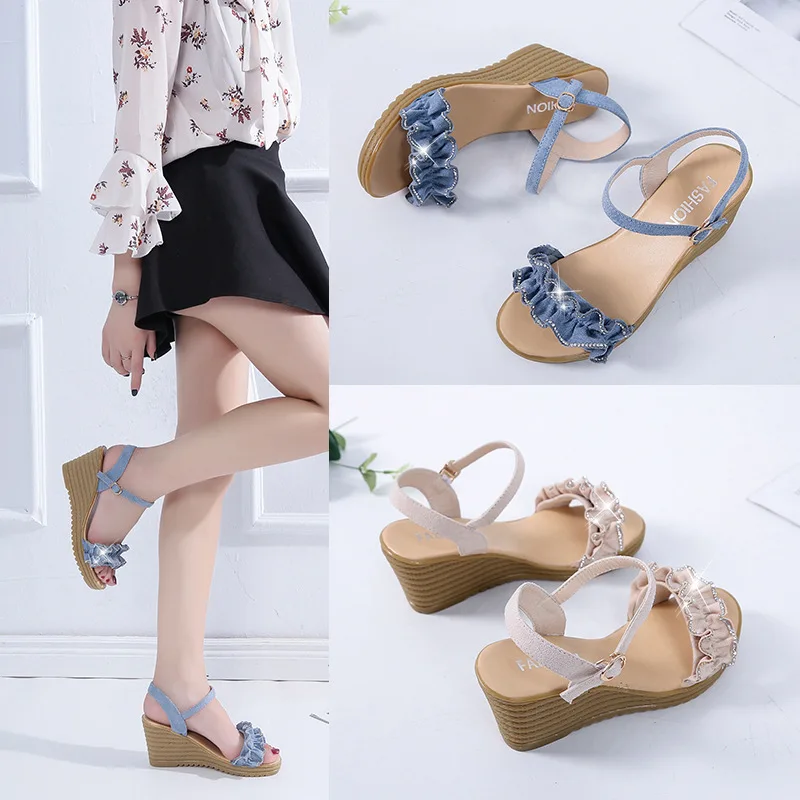 Женские повседневные босоножки на танкетке синие и бежевые Классические