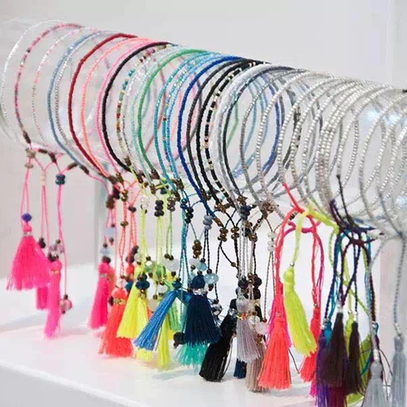 Женский пляжный браслет с кисточками разноцветный ручной работы бусинами