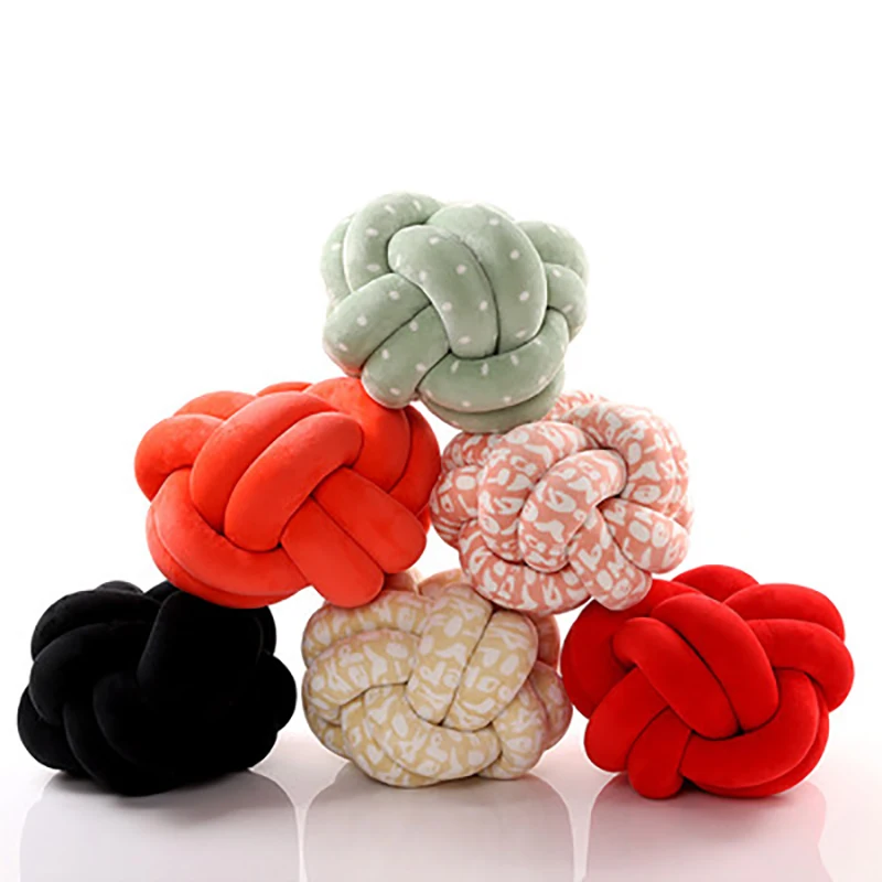 Теплая подушка в нордическом стиле с бархатным шаром одноцветная детский