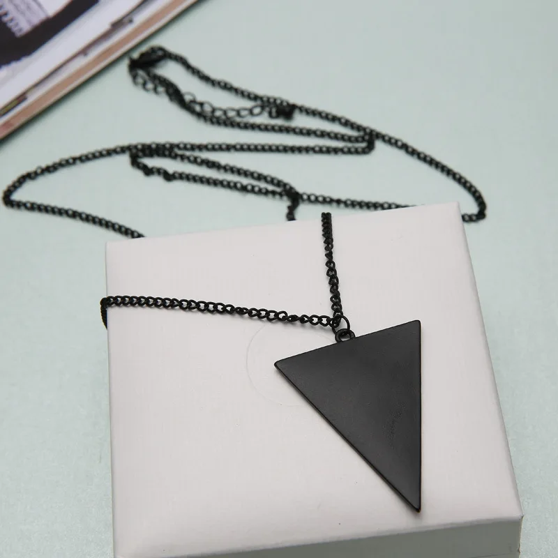 Модное женское ожерелье с треугольным кулоном в стиле панк на зиму. Длинная цепь