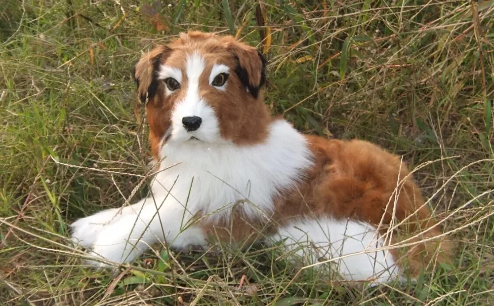 Большая модель искусственного полиэтилена и меха Лежащая собака подарок около