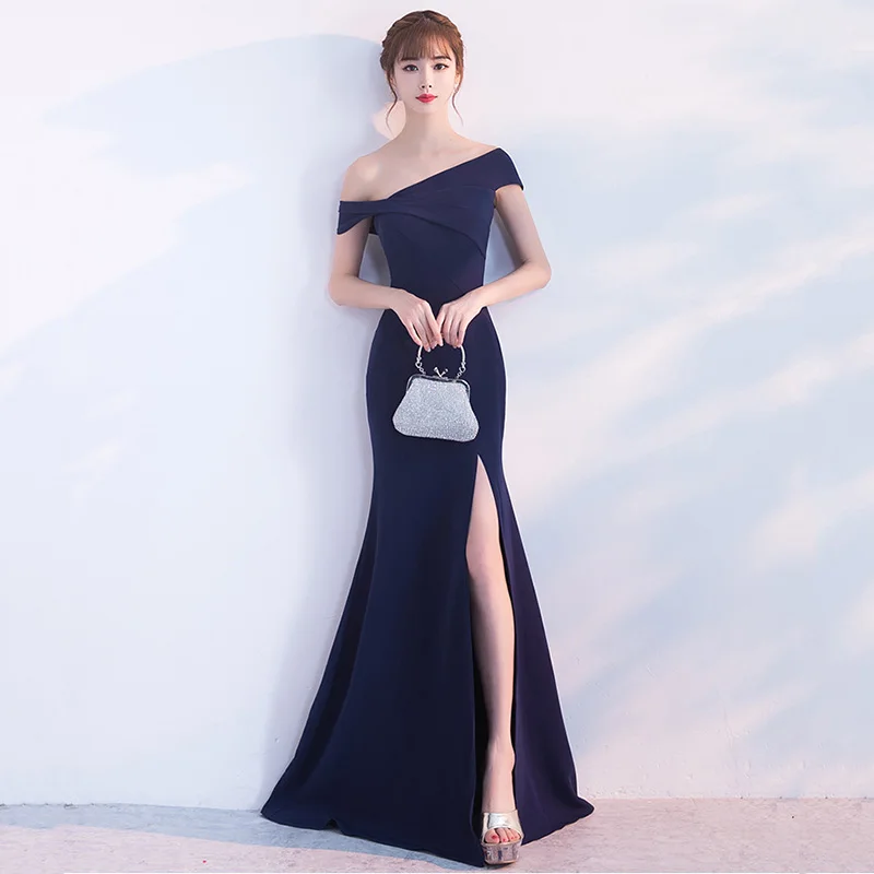 Красное асимметричное платье с открытыми плечами и разрезом для вечеринки