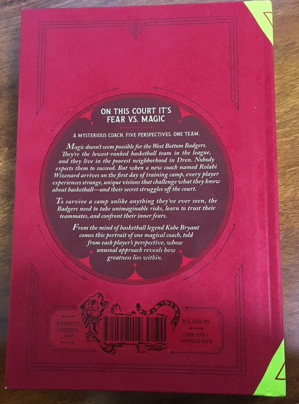 Подписанная Коби книга с автографом серия Wizenard: тренировочный лагерь на