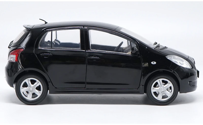 Оригинальная фабричная 1:18 TOYOTA YARIS игрушечная машинка из сплава, игрушки для детей, литая модель автомобиля, подарок на день рождения