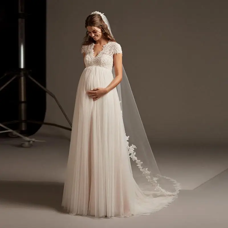 Свадебное платье с V-образным вырезом коротким рукавом и открытой спиной |