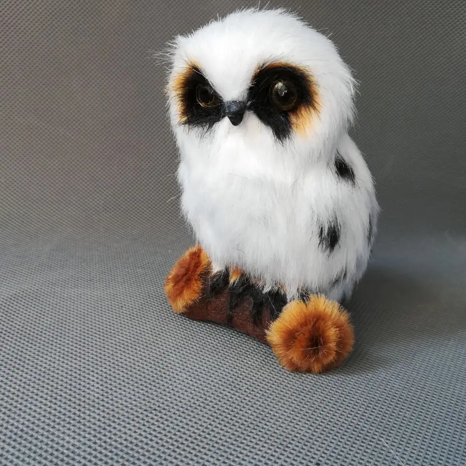 Модель из полиэтилена и меха совы на дереве 12x9 см Игрушечная модель для домашнего
