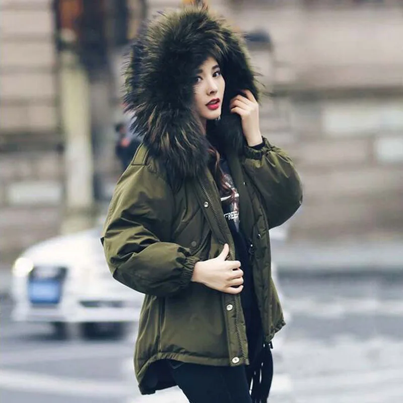 Женская куртка на белом утином пуху теплая Свободная армейского зеленого цвета с