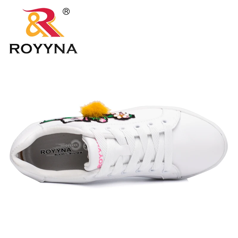 Royyna Новые популярные Стиль Для женщин Открытый Спортивная обувь Обувь цветок Femme Туфли без каблуков микрофибры леди повседневная обувь Кружево до zapalillas Mujer