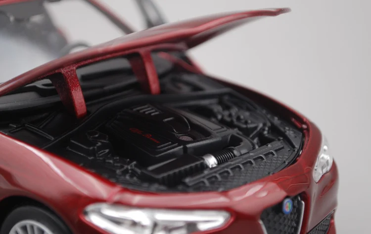 Модель автомобиля Bimei Alfa Romeo Giulia из сплава красный и синий цвета 2019|Статуэтки