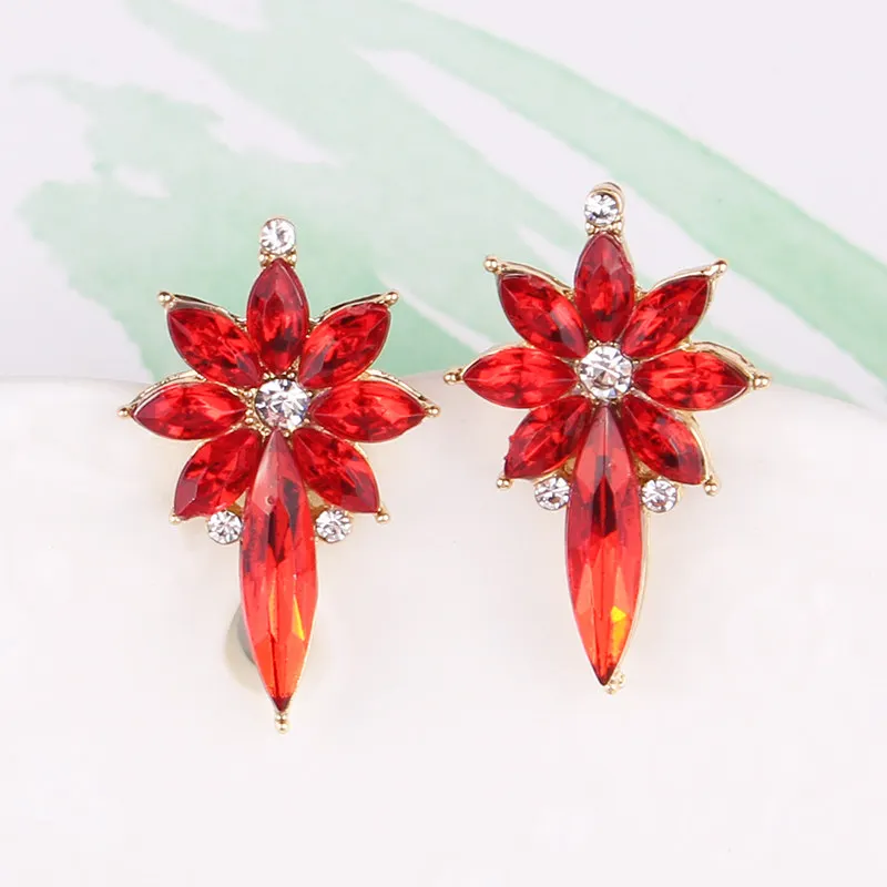 Серьги-гвоздики в виде цветка с кристаллами | Украшения и аксессуары