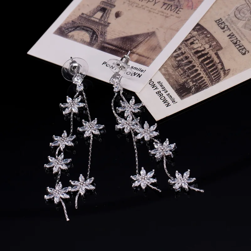 Роскошные великолепные висячие длинные серьги серебристого цвета в форме