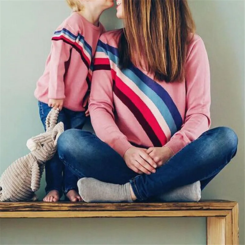 Фото Осенние толстовки с радужным принтом для мамы и дочки Новинка 2018 года Одинаковая