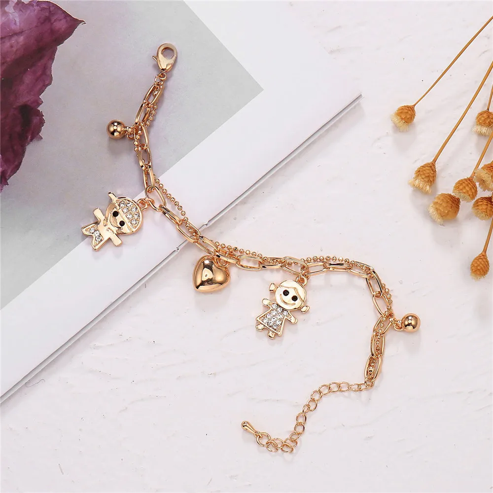 Женский браслет с шармами золотого цвета бусинами в форме сердца и кристаллами