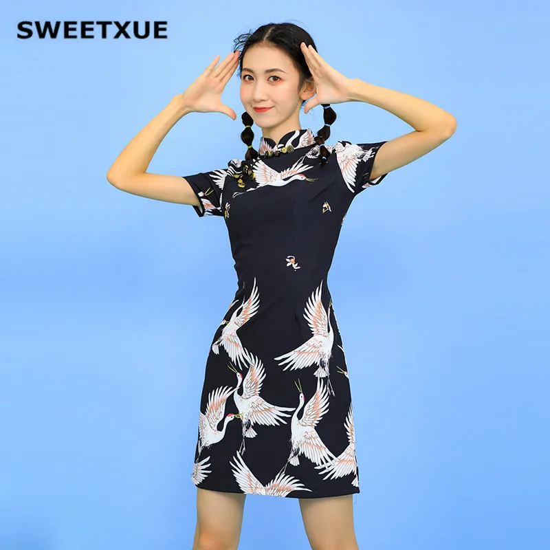 Женское Короткое приталенное платье SWEETXUE на пуговицах с принтом журавль
