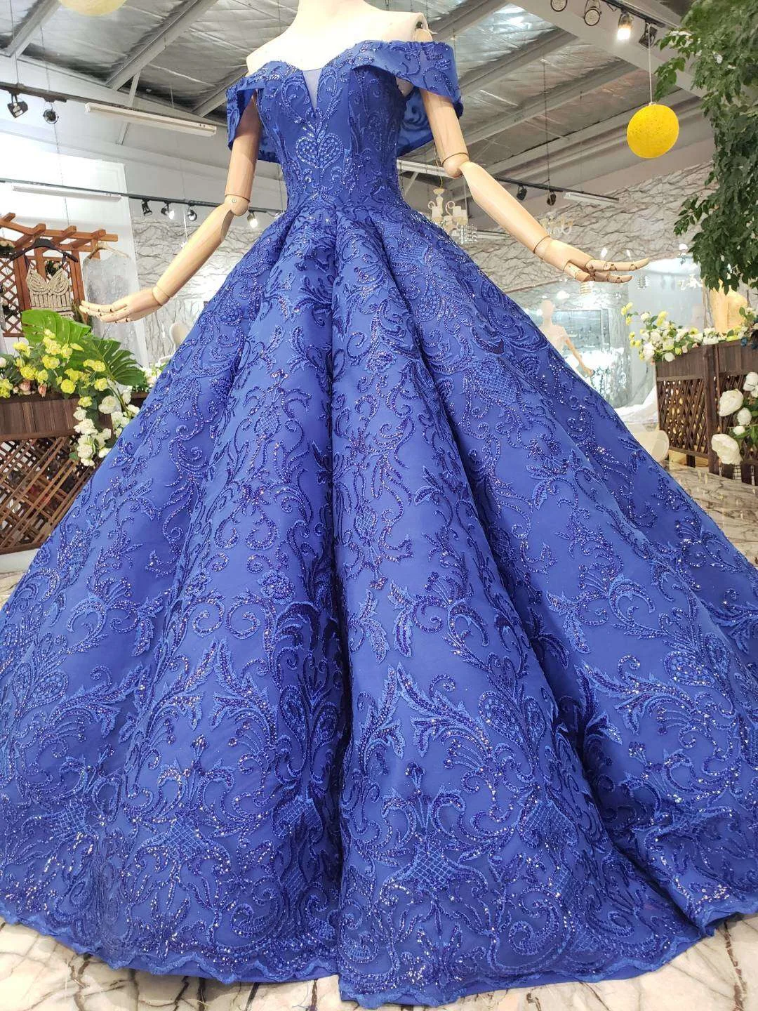 Sweetheart Royal Blue Off The Shoulder Stuting Prom Gown Sequins Ball Gown Luxurious Lace Waves Big Skirt Formal Prom Dresses
