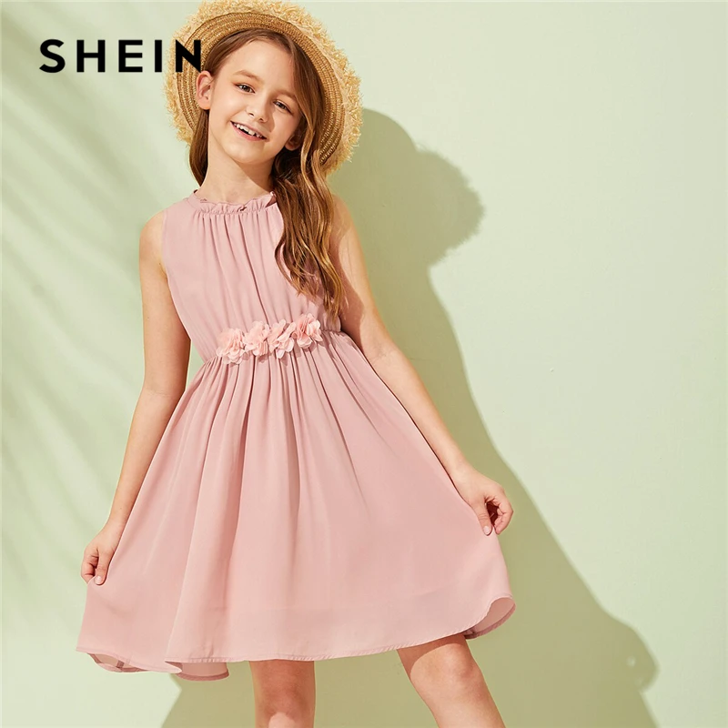 SHEIN Kiddie/милое однотонное платье с аппликацией на талии и оборками для детей; коллекция года; летние детские платья без рукавов в стиле бохо; пляжные Расклешенные платья