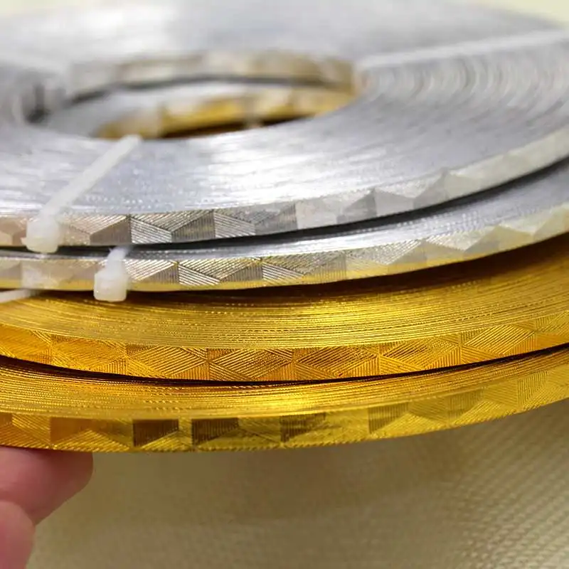 Металлический фитинг с ромбовидным узором из плоской алюминиевой проволоки