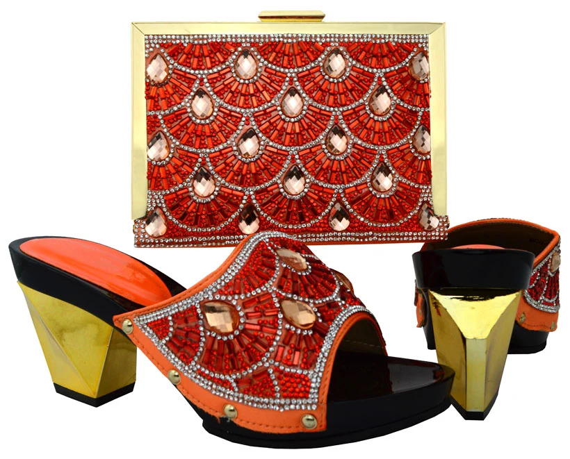 Новый комплект из обуви и сумки синего цвета украшенные стразами итальянских