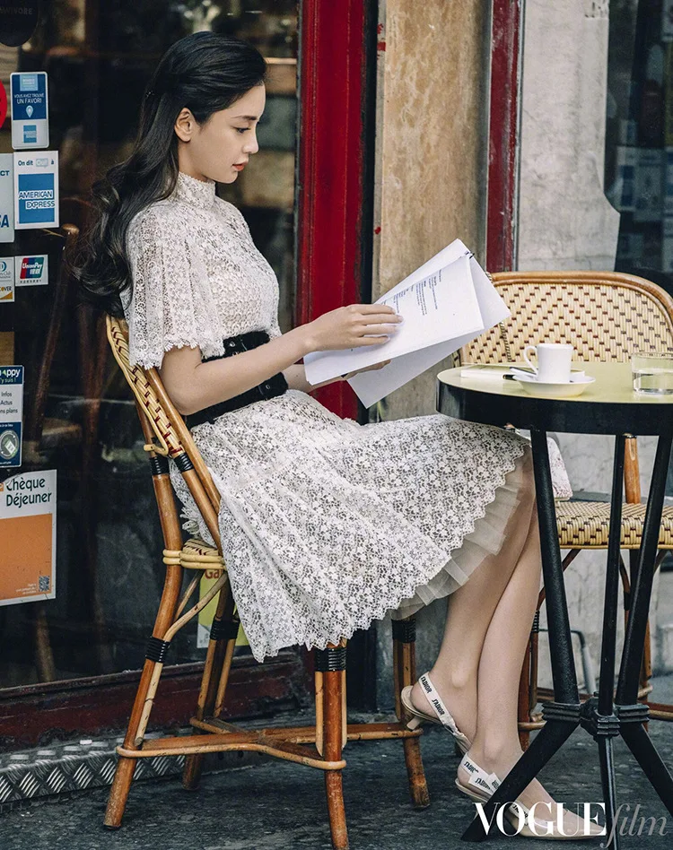 

Long dress Chinese super star Angelababy favorite High-grade white lace Belt show thin lotus leaf mosaics water soluble flowers
