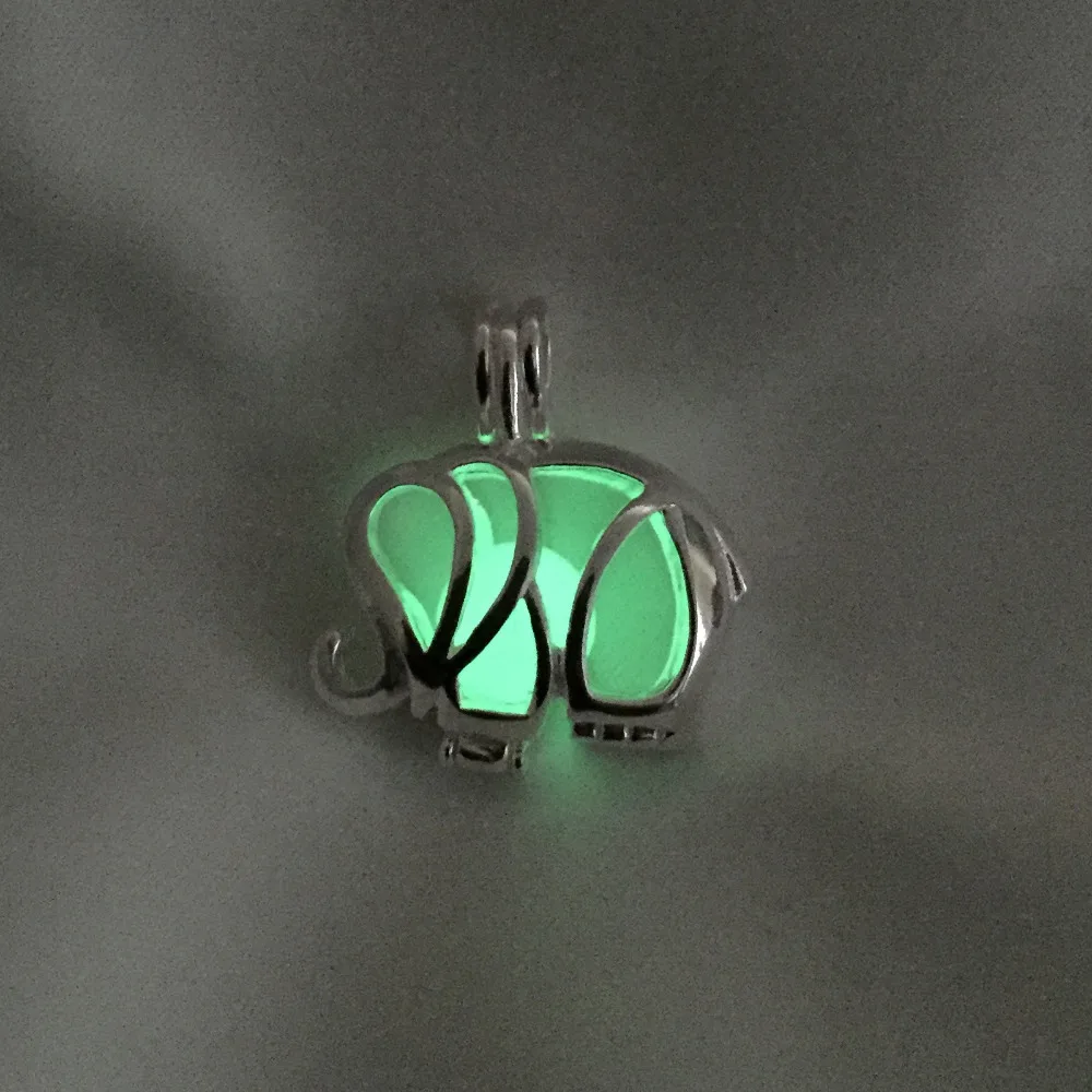 Женское ожерелье с подвеской в виде серебряного слона со светящейся зеленой