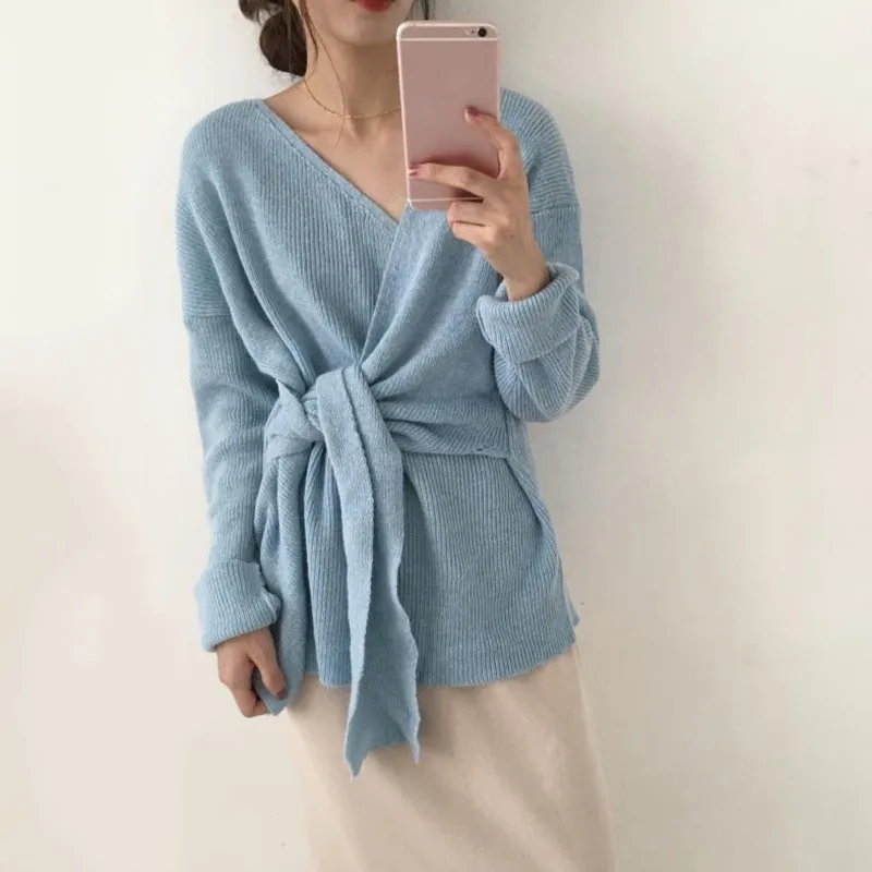 Женский вязаный свитер TWOTWINSTYLE с V-образным вырезом и длинными рукавами на