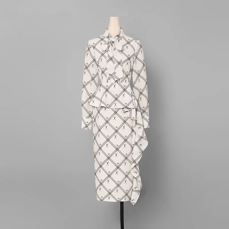 Модные женские костюмы 2019 весна в полоску с длинным рукавом бантом на шее