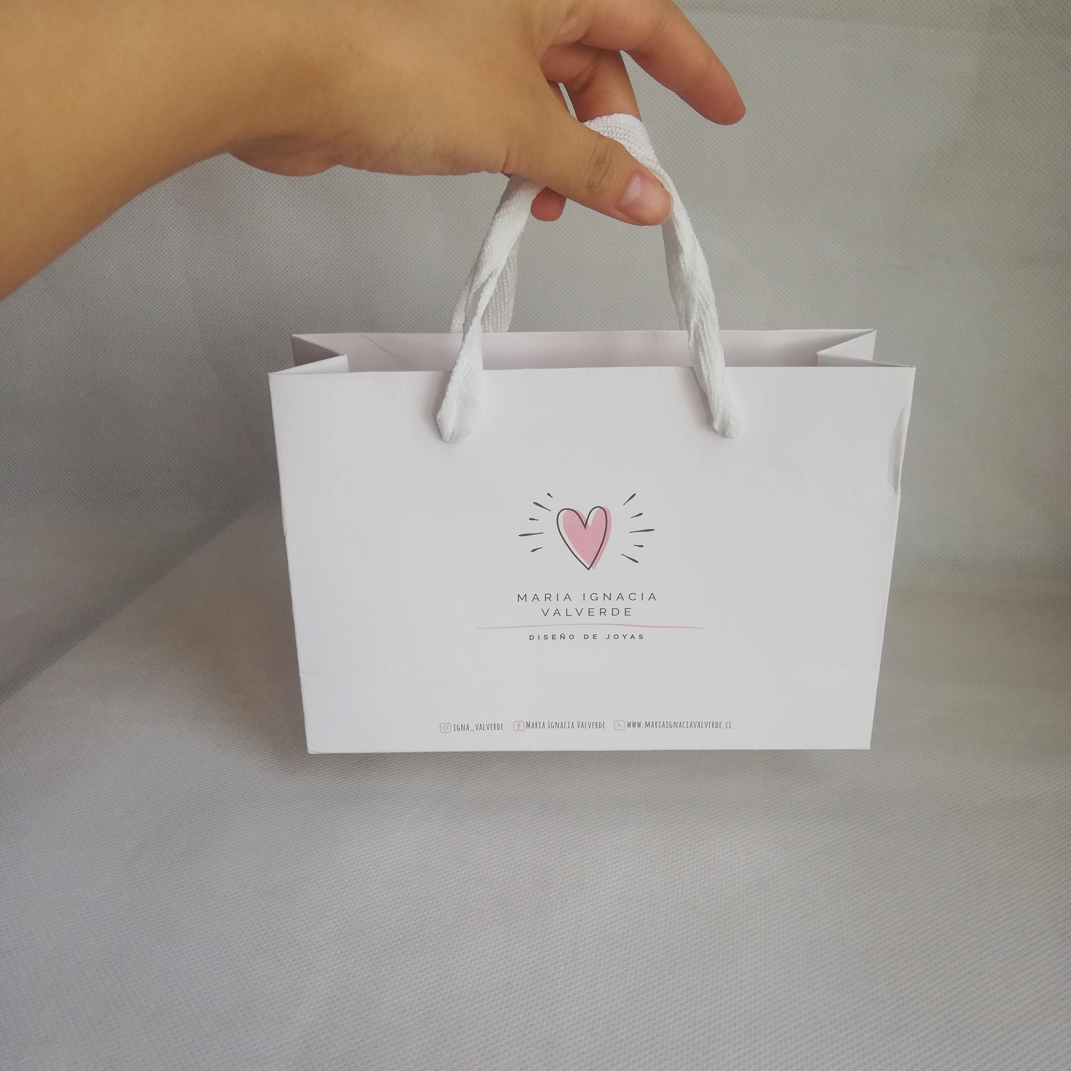 Оптовая Продажа 1000 шт./лот бумажные пакеты на заказ с логотипом подарочная