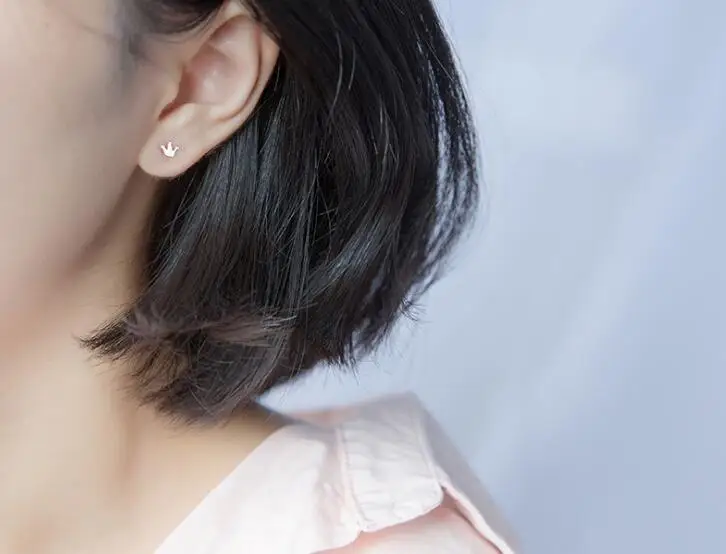 (Очень маленькие серьги гвоздики 4 мм * 5 мм) Симпатичные принцессы с короной 100%