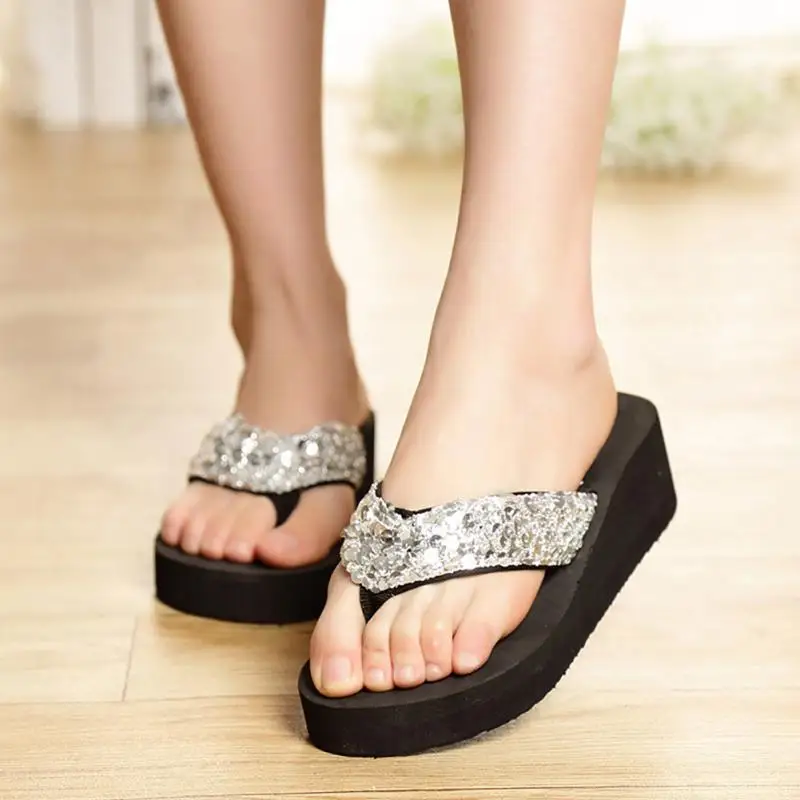 Женские пляжные шлепанцы с блестками Вьетнамки повседневные женские на танкетке