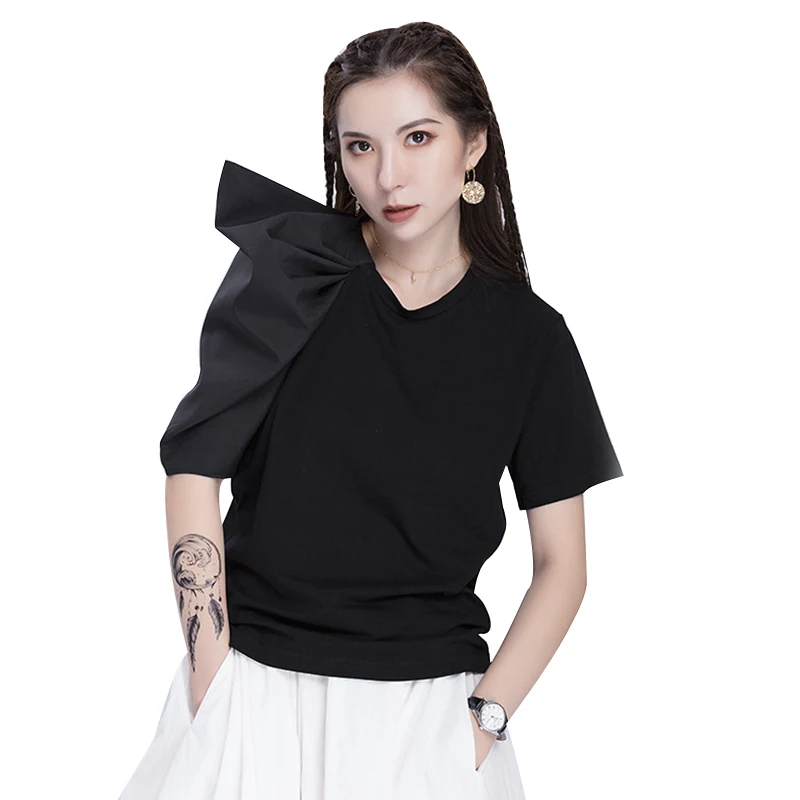 TWOTWINSTYLE летняя однотонная Лоскутная Женская футболка с круглым вырезом и асимметричным рукавом, свободные топы, Женская корейская мода, новая одежда