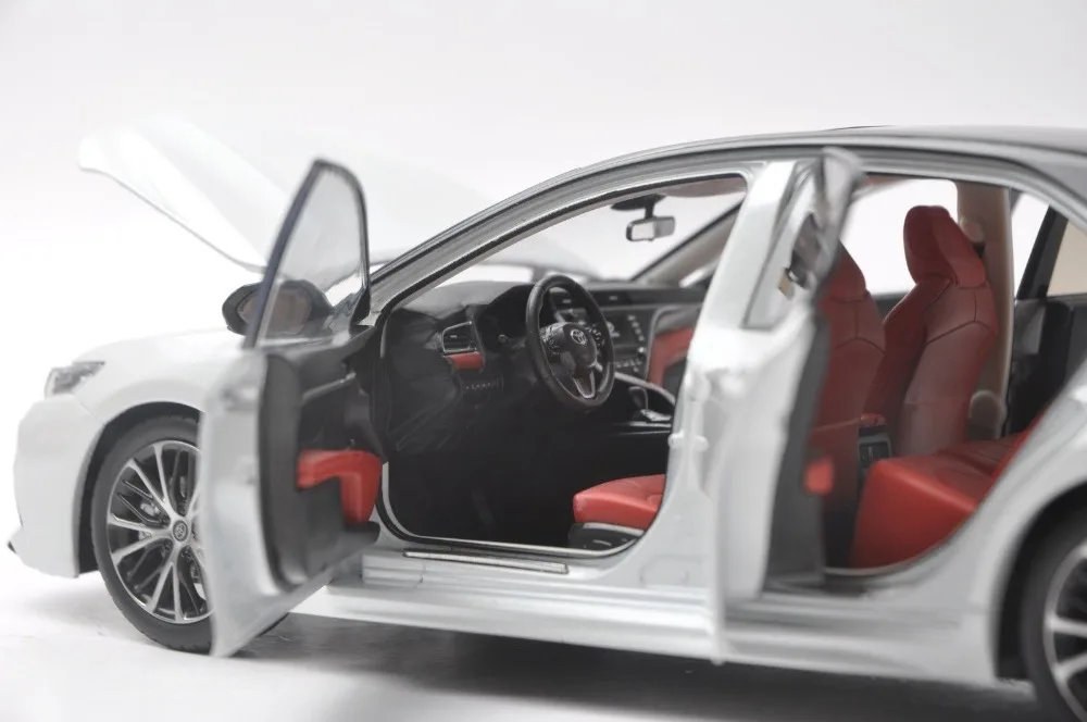 1:18 литая под давлением модель для Toyota Camry Sport игрушечный автомобиль из белого сплава миниатюрная коллекция подарок 8-го поколения XV70