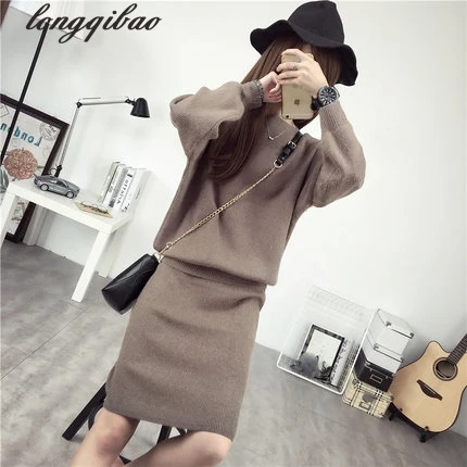 Женский трикотажный костюм из двух предметов юбка-свитер с круглым вырезом и