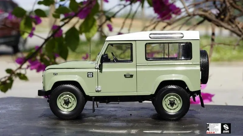 Литая модель автомобиля Почти настоящий Defender 90 Heritage Edition 1:18(зеленый)+ маленький подарок